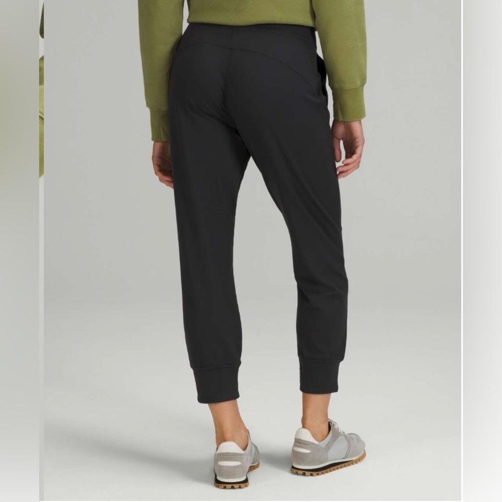 Lululemon High-Rise Cropped Jogger